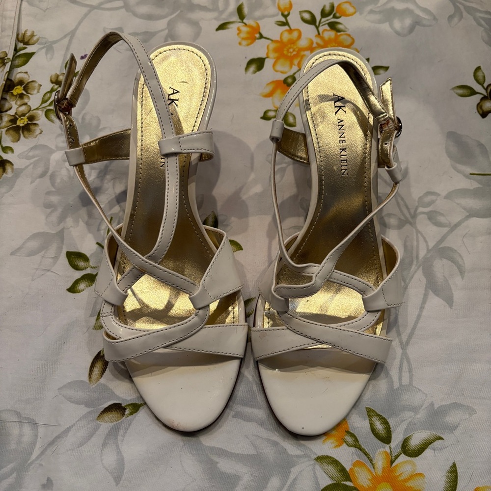 AK Anne Klein Size 6.5 White Strappy Heeled Sandals